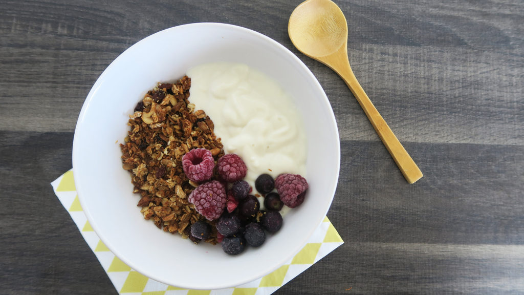 Granola met vruchten en sojayoghurt