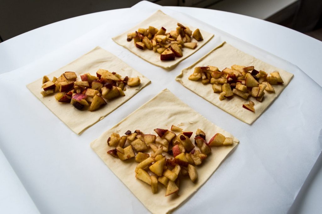 Vegan appelflappen vouwen