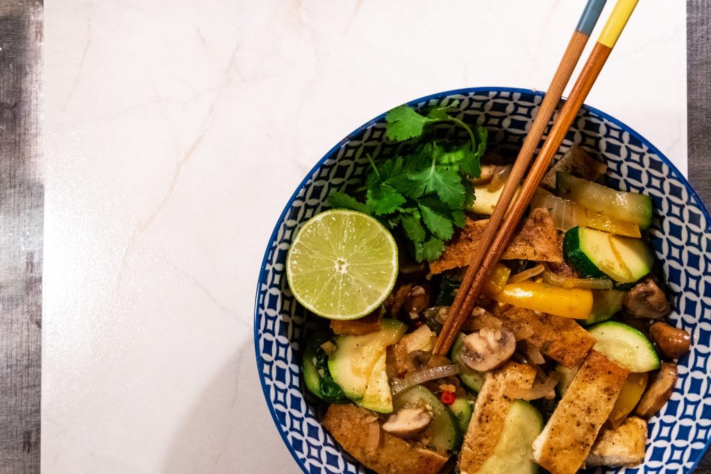 Tofu met gewokte groenten en noodles