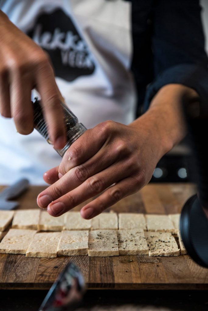 Lekker vega tofu snijden