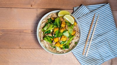 Rijstnoedels met groente en tofu